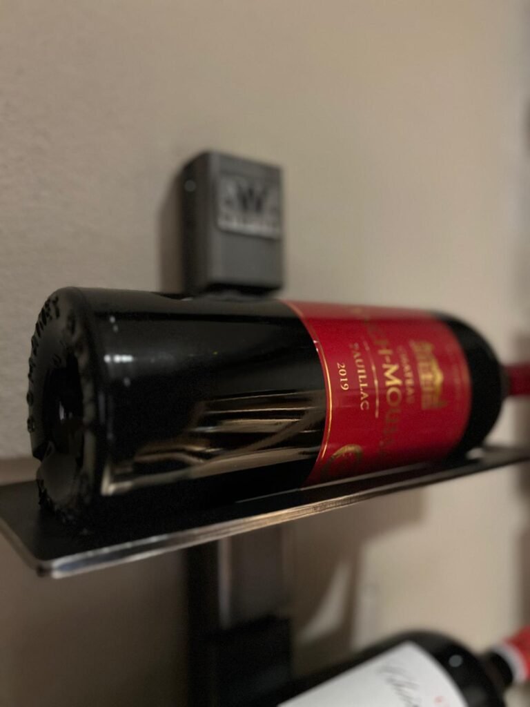 bouteille de vin rouge pauillac posée sur une etagere wine line