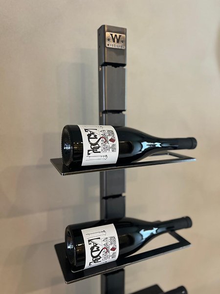 Deux bouteilles de vin couchées sur des tablettes design du système Wine Line