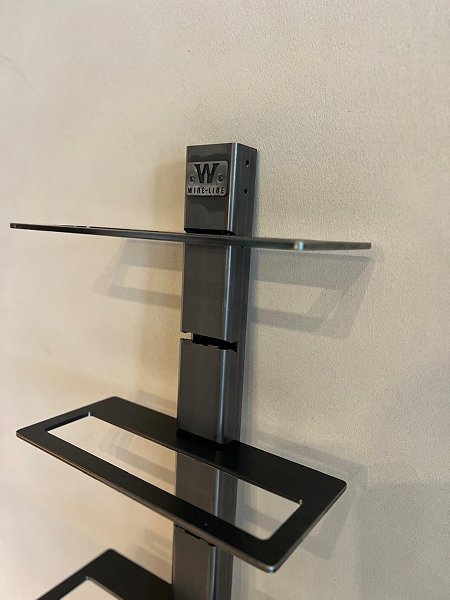 Zoom sur la structure métallique de l’étagère à vin Wine Line avec logo gravé