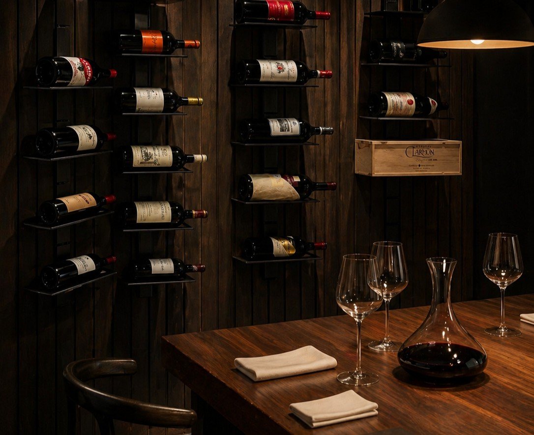 Cave a vin rangée dans une ambiance chaleureuse et tamisée avec des verres
