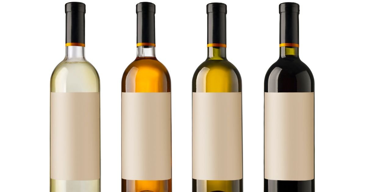 Trois bouteilles de vin côte à côte en verre transparent, vert foncé et ambré, mises en regard pour comparer les niveaux de protection
