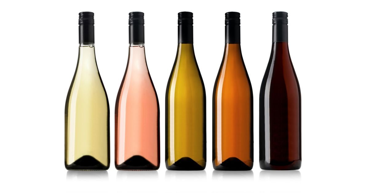 Palette de bouteilles de vin par région : flûte d'Alsace verte claire, bordelaise vert foncé, Riesling ambré et rosé de Provence transparent