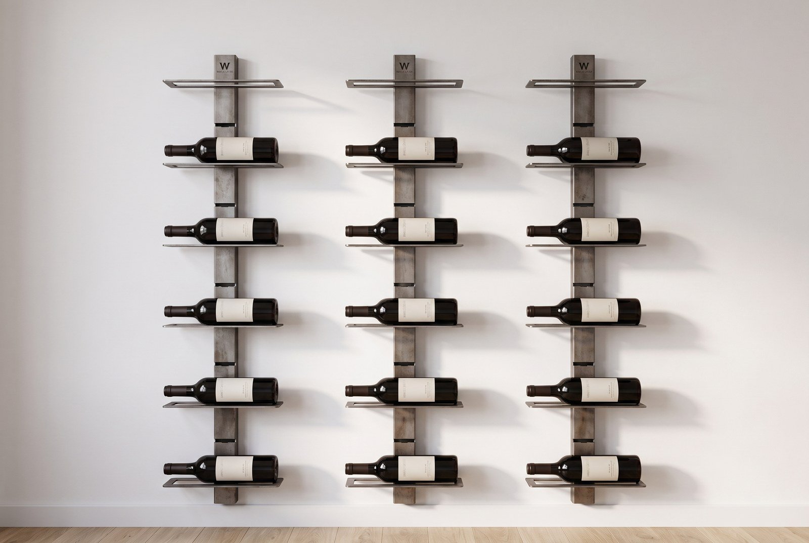 Mur de bouteilles couchées sur une étagère murale en acier brut, étiquettes visibles de face