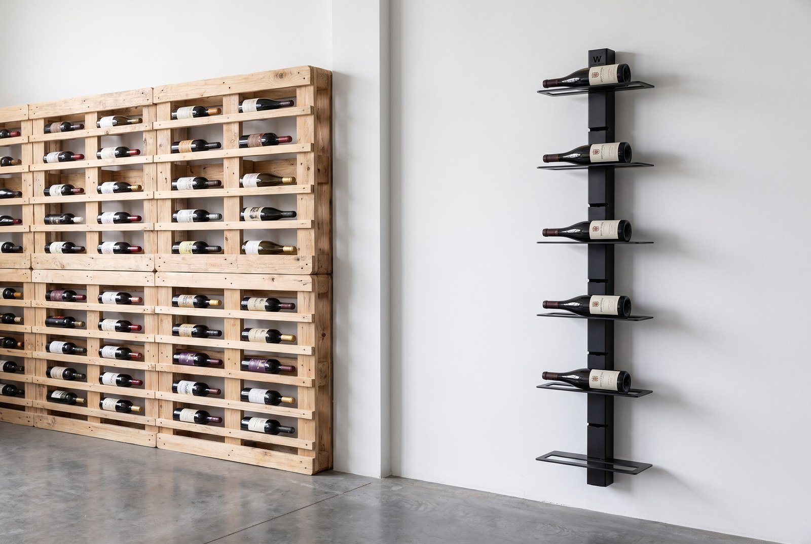 Casier à vin en bois fabriqué maison à côté d'un module mural en acier, comparaison d'échelle