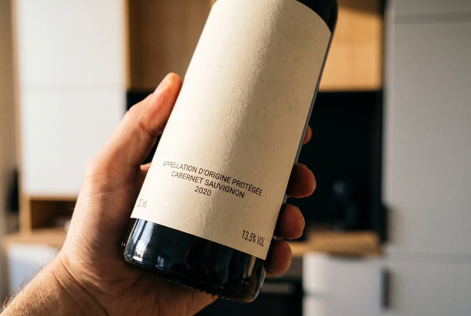 Lecture des mentions d'une étiquette de vin : appellation, cépage, millésime et degré d'alcool