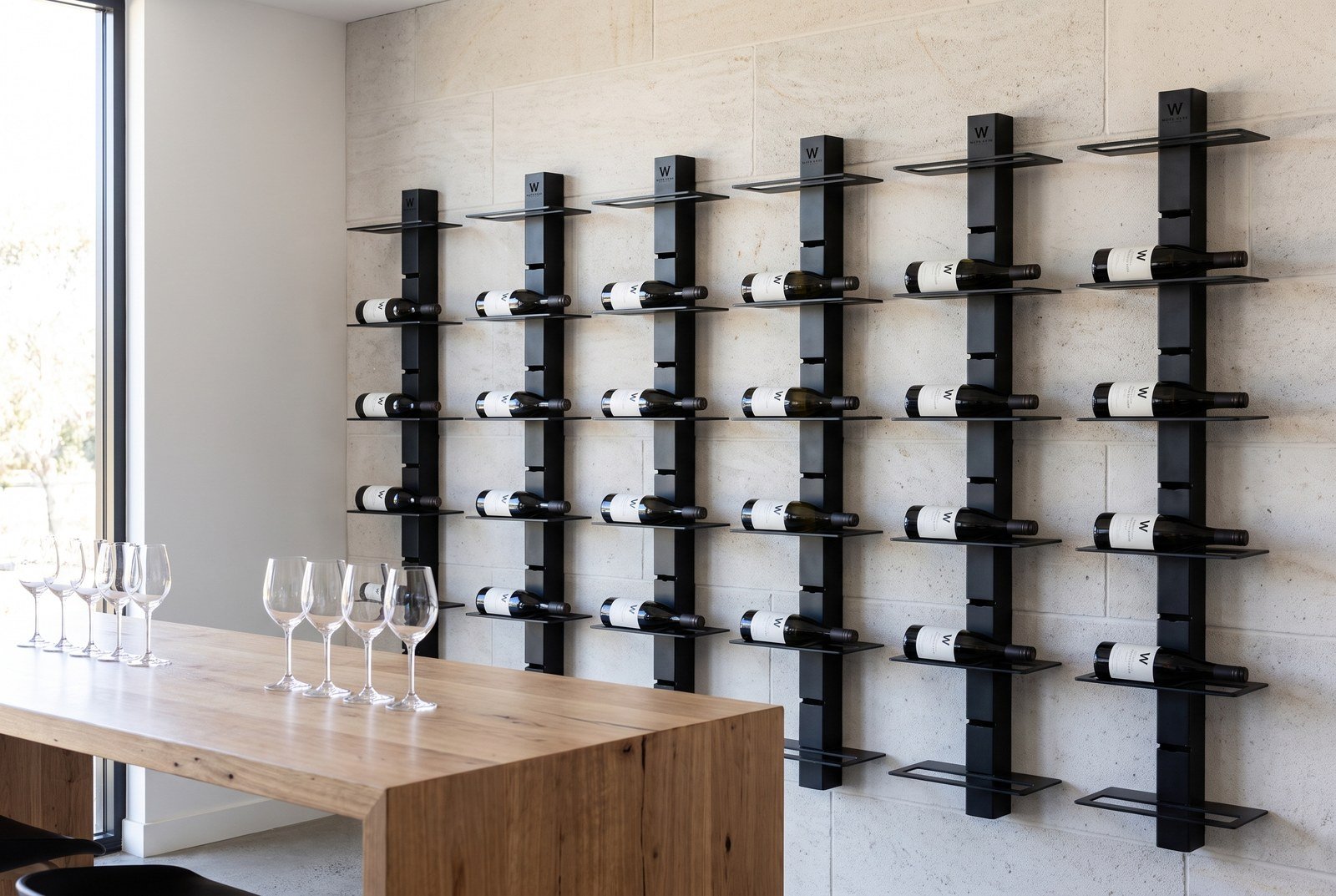 Mur à vin professionnel derrière le comptoir de dégustation d'un domaine viticole