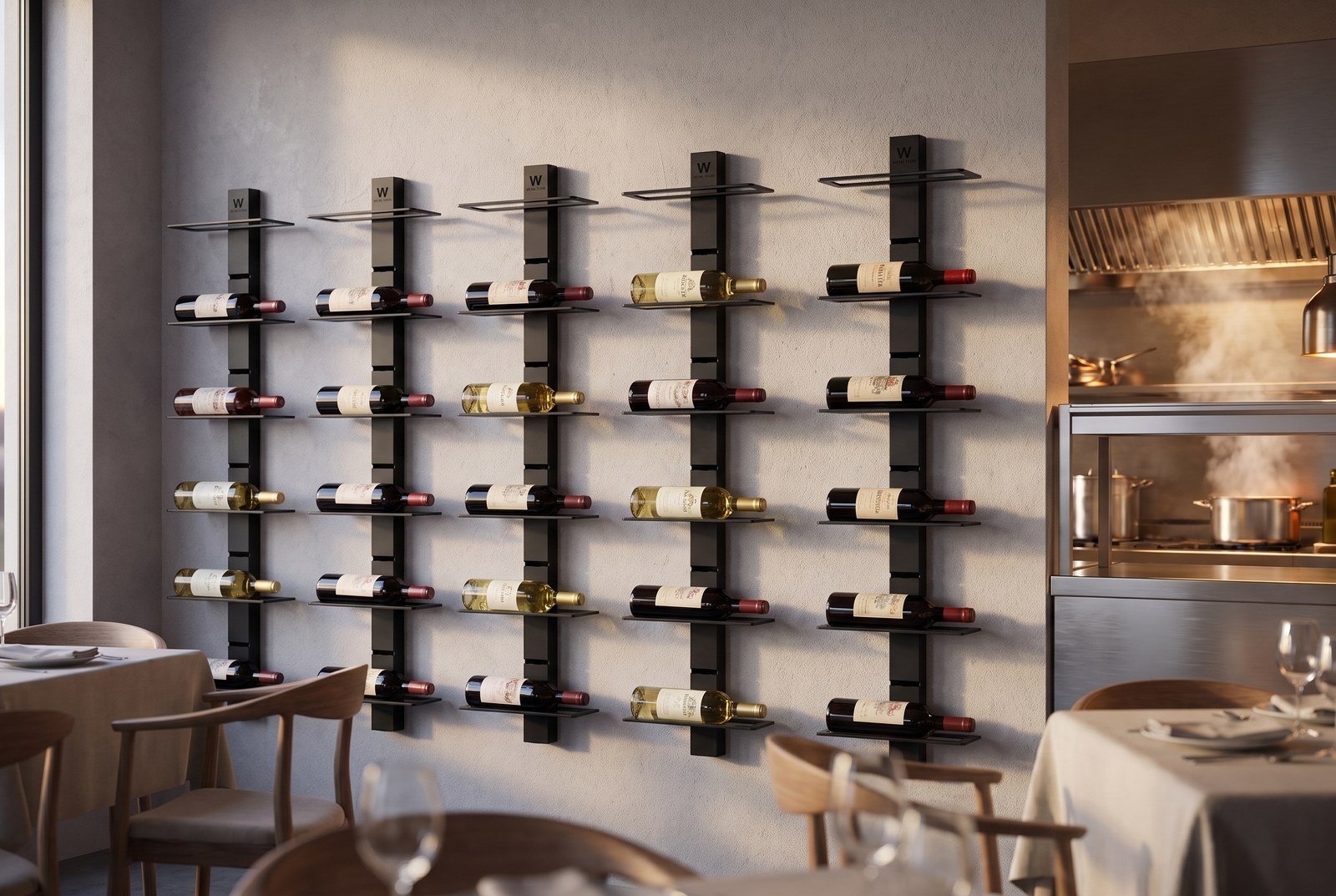 Mur de bouteilles en acier installé à hauteur de main près du passe dans une salle de restaurant
