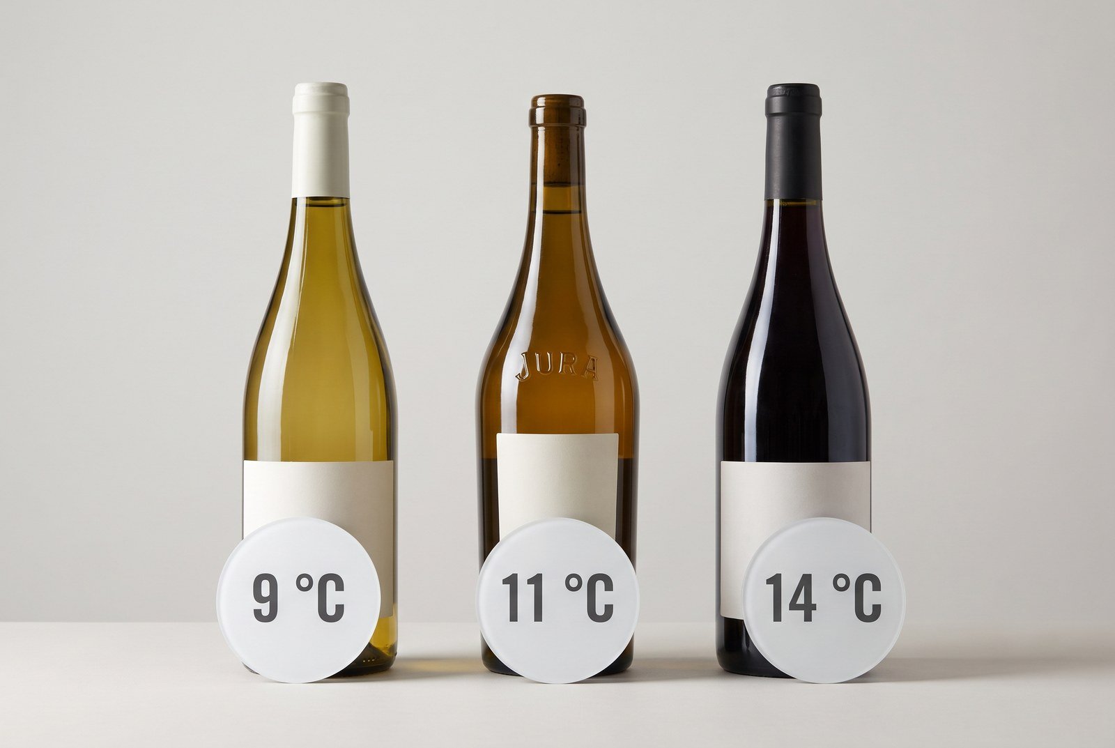 Trois bouteilles de vin de raclette avec leur température de service : 9, 11 et 14 °C